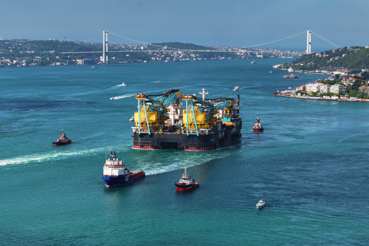 Dünyanın Dev Vinç Gemisi İstanbul Boğazı’ndan Geçti