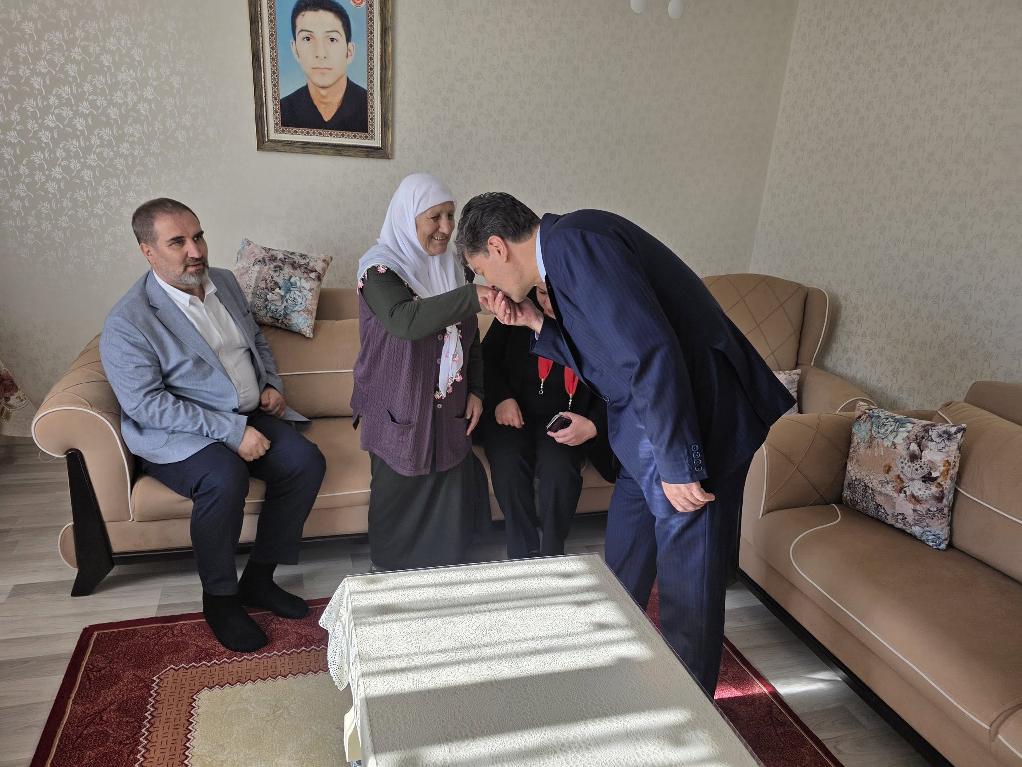 Mustafa Şen ve Necmettin Erkan’dan Şehit Annesi Meryem Atasoy’a Ziyaret