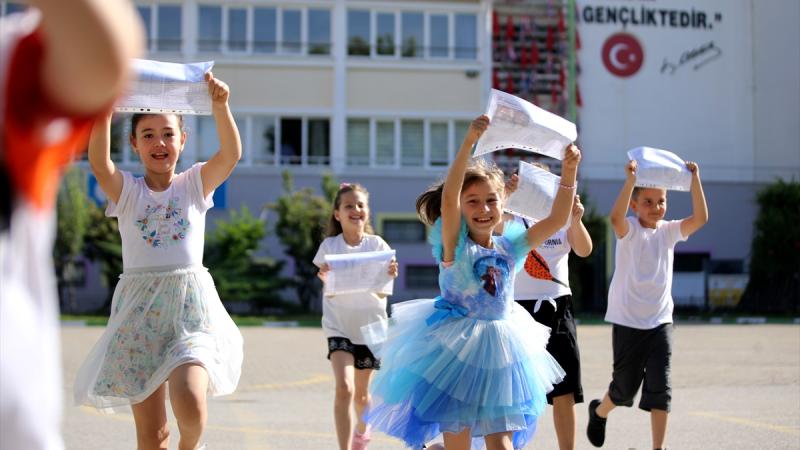 Okullarda Büyük Coşku: Karneler Dağıtıldı, 3 Aylık Yaz Tatili Dönemi Resmen Başladı