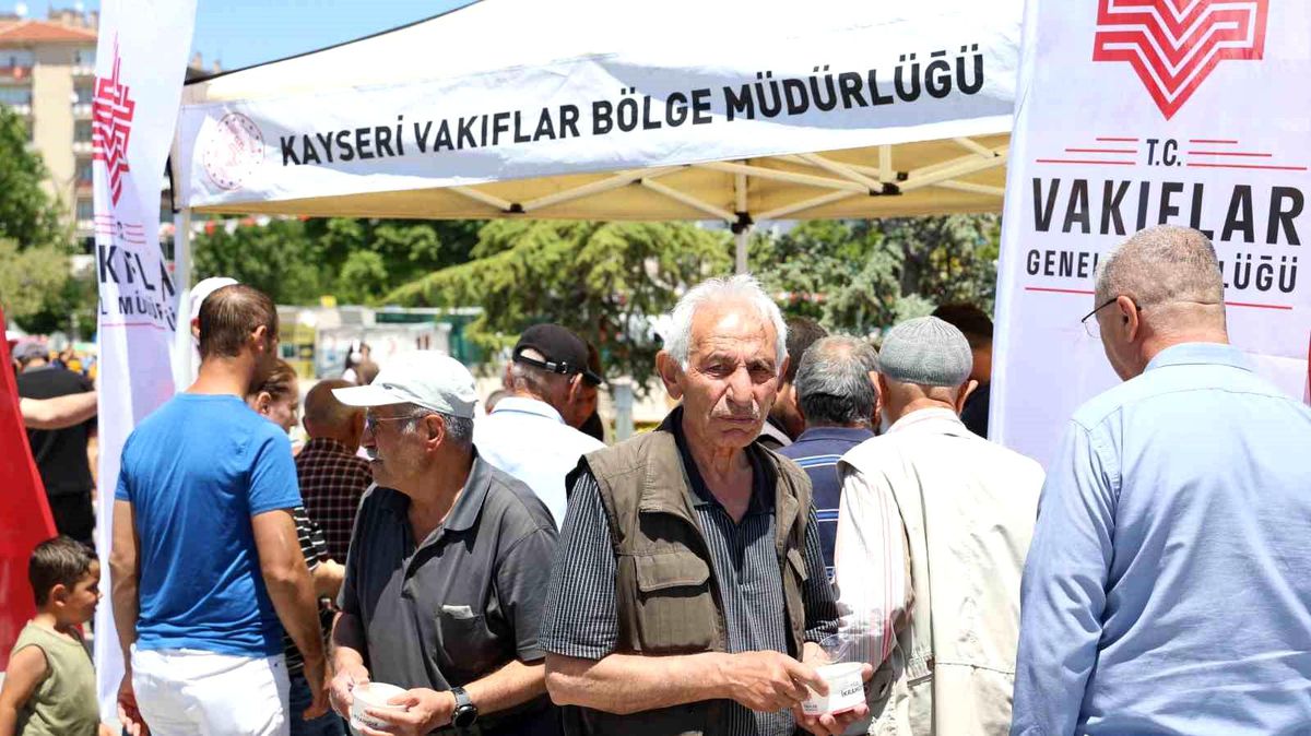 Kırşehir’de Muharrem Ayı Bereketi: Cacabey Meydanı'ndaki Aşure İkramına Yoğun İlgi