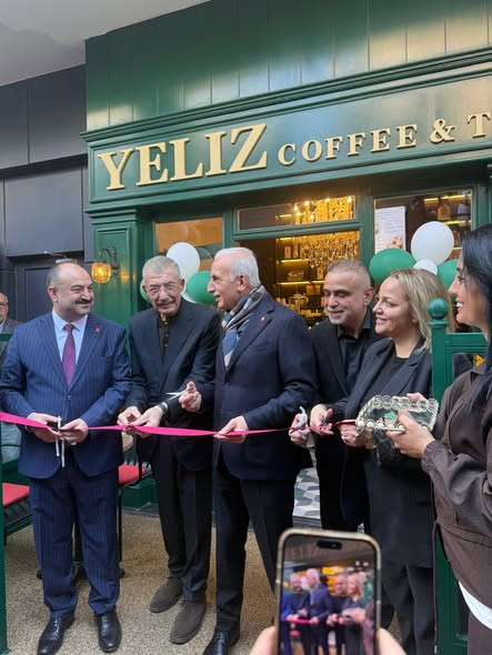 Ümraniye Esenevler’de Yeni Lezzet Durağı: Mehmet Özdil ve Belediye Başkanı İsmet Yıldırım’dan Esnafa Destek Açılışı