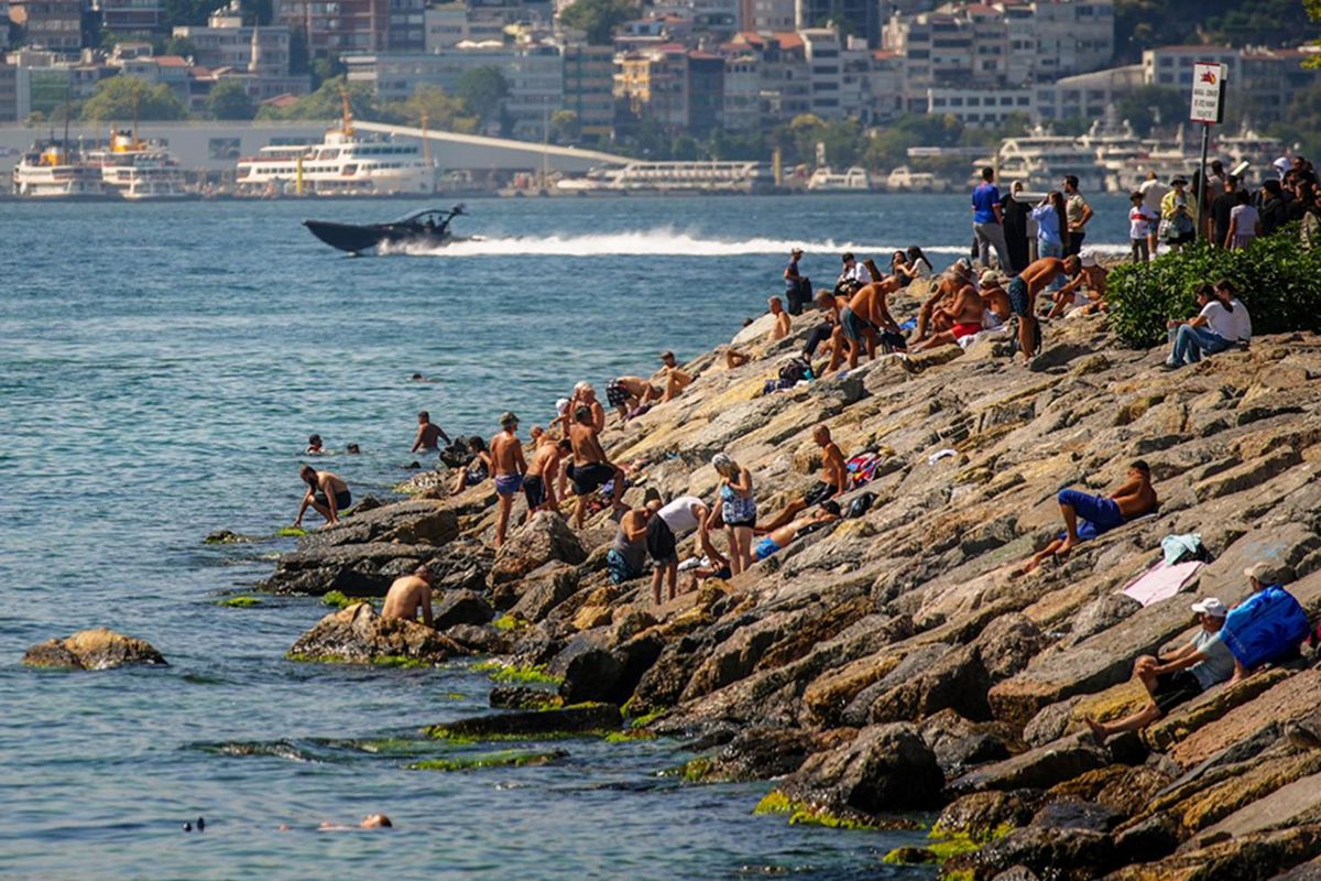 Hava Aniden Soğudu, Dalgalar Yükseldi: İstanbul’un 3 İlçesinde Denize Girmek Yasaklandı!