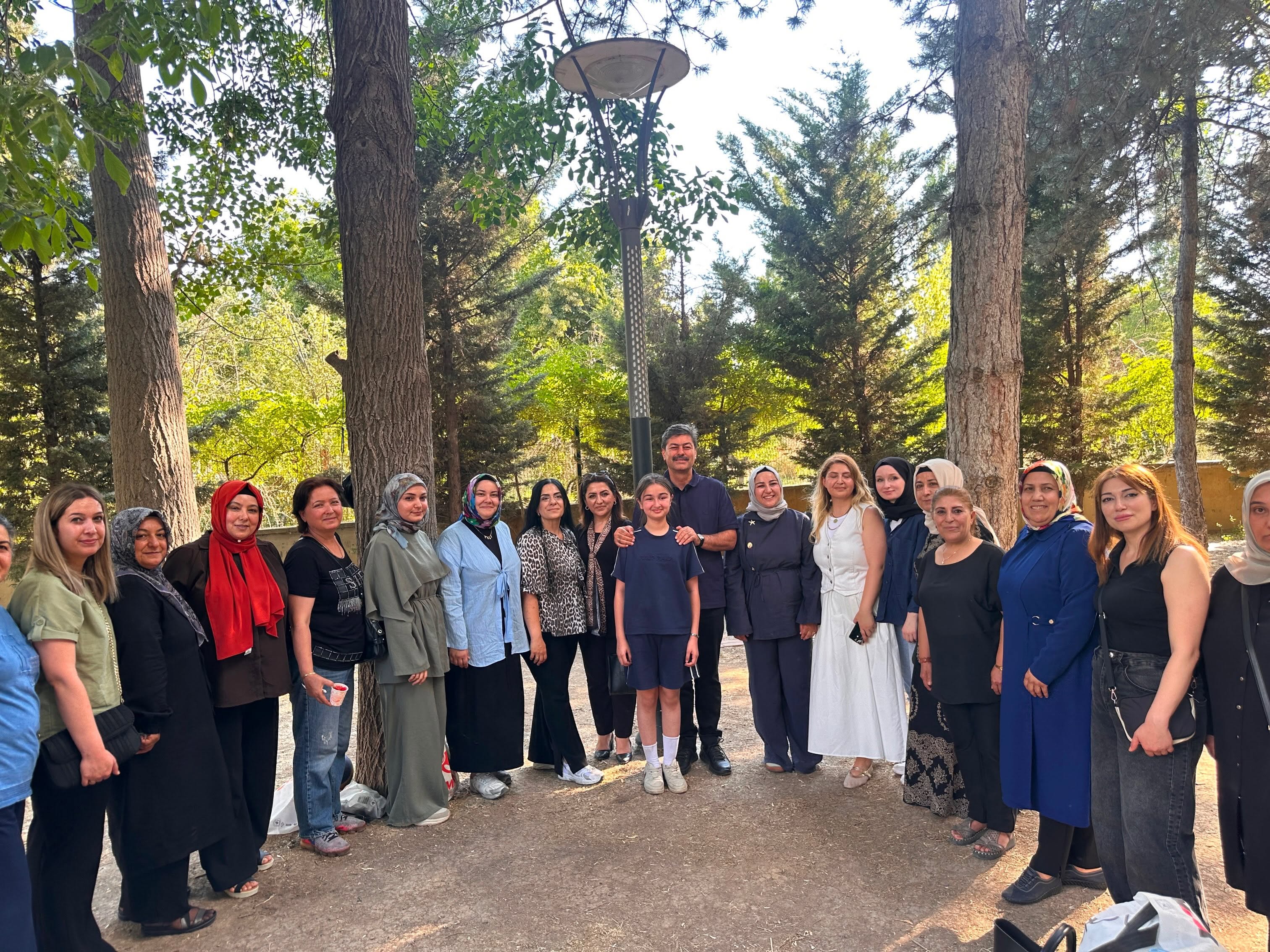 Necmettin Erkan'ın Katıldığı Programda Gönüllere Dokunan Anlar! Aynı Sofrada İki Nesil Buluştu