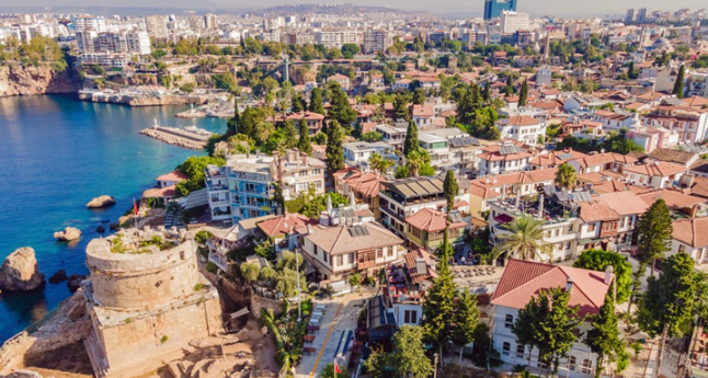 Antalya'da Korku Dolu Dakikalar: Falezlerin Ucunda Oturan Kadın Ekipleri Alarm Durumuna Geçirdi