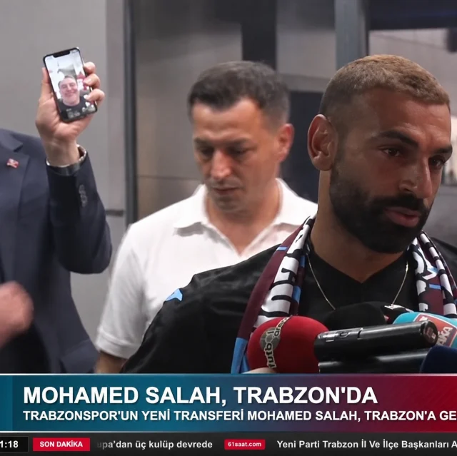 Salah Trabzon'da, Türüt Telefonda! Yılın Transfer Karşılamasında Olay Yaratan Detay!