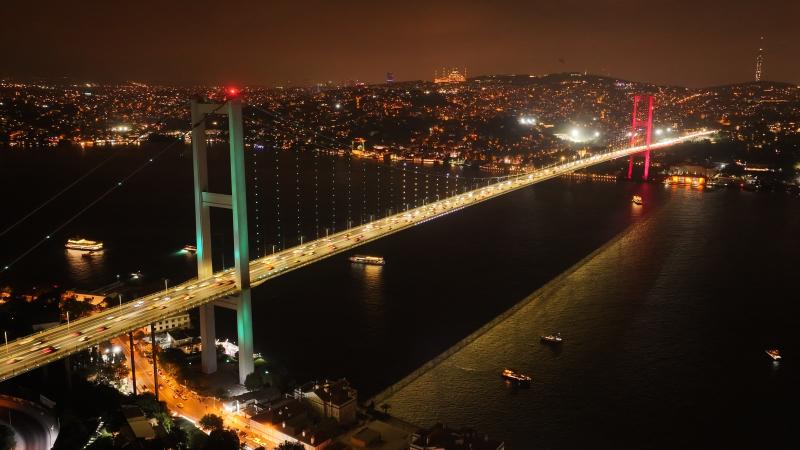 Mekke Anlaşması İçin Tarihi Kampanya: Başkentin Simgeleri ve 15 Temmuz Şehitler Köprüsü Işıklandırıldı!