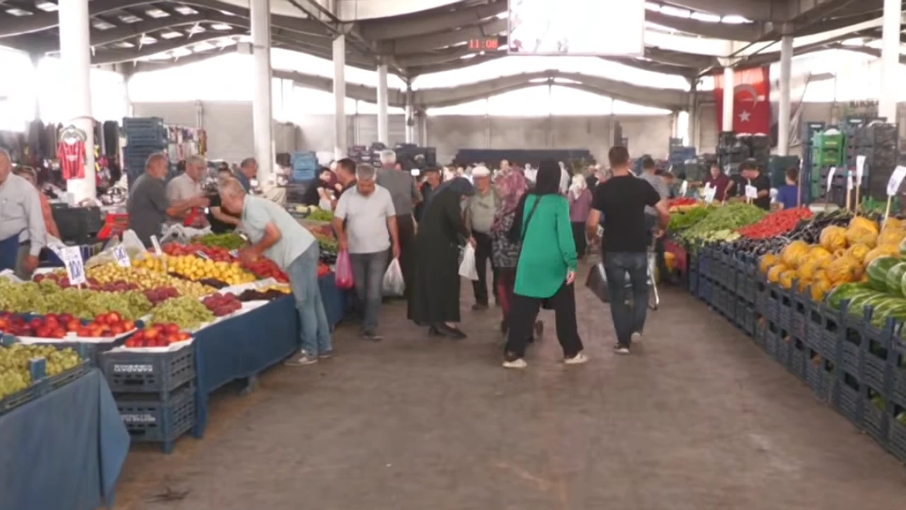 Kırşehir’de Yaz Meyveleri Tezgâhları Süsledi: Pazarın Şampiyonu Karpuz ve Kavun!