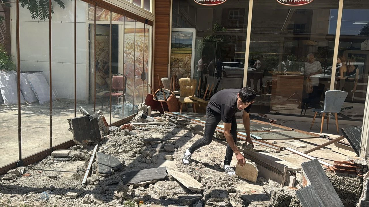 Kayseri'de Fırında Dehşet Anları: Çarpışan Otomobil Restorana Daldı!