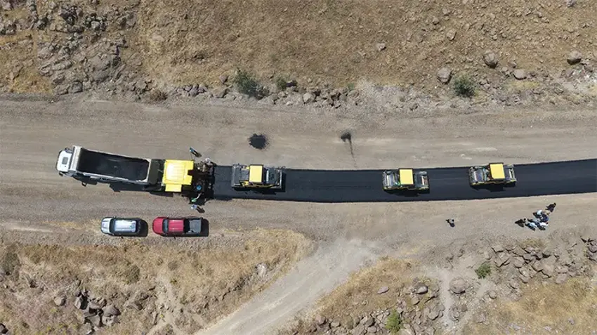 Alparslan-1 Karakolu ile Bulanık Arasındaki Köy Yollarında Sıcak Asfalt Seferberliği