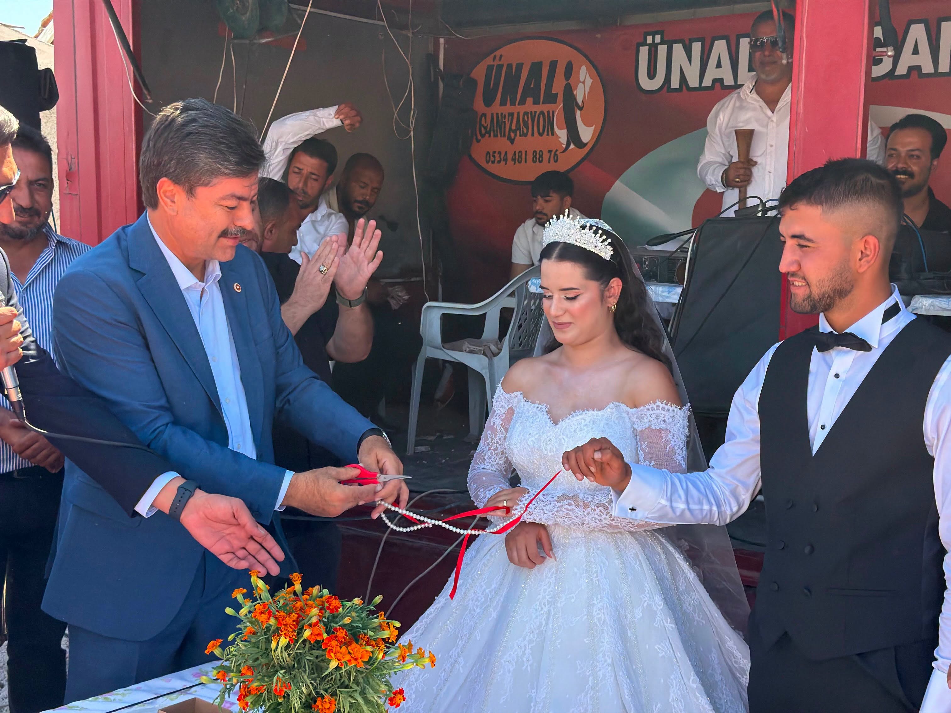 Kaman'da Duygu Dolu Anlar! Necmettin Erkan Genç Çifti Yalnız Bırakmadı