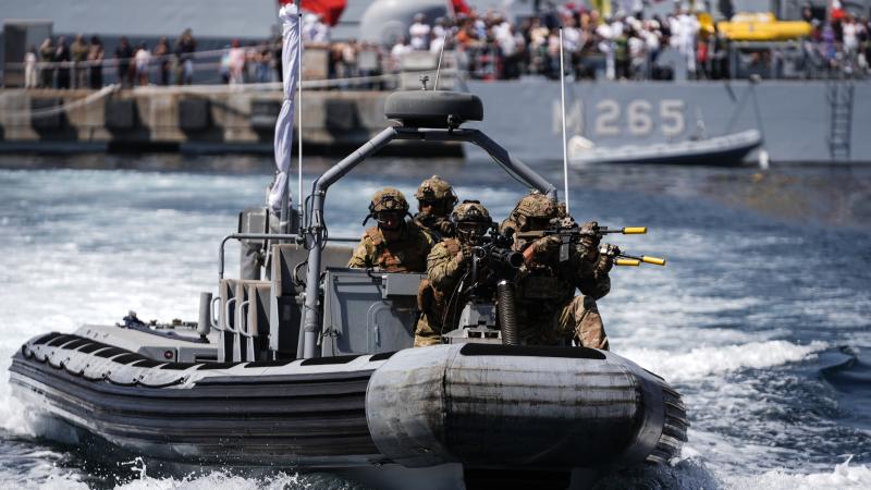 Mavi Vatan'da Nefes Kesen Şov: SAT ve SAS Komandolarından Gölcük’te Gövde Gösterisi!