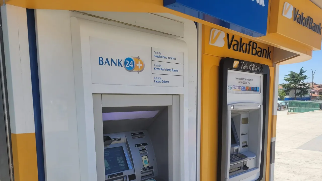 Küçük Banknot Krizi: ATM’lerden Para Çeken Vatandaş Kartlı Ödemeye Yöneliyor