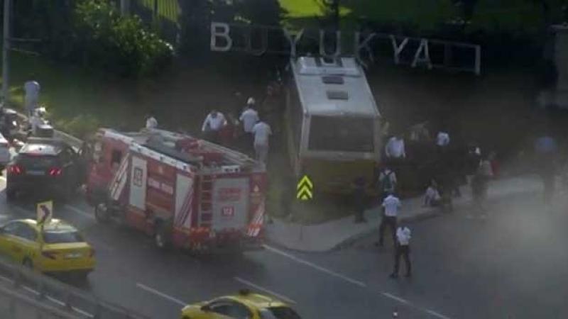 Zeytinburnu'nda İETT Otobüsü Duvara Çarptı: Yaralılar Var