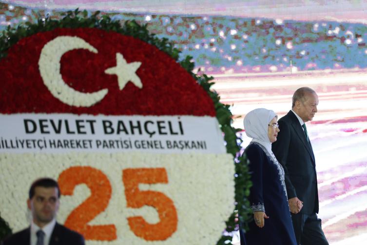 Devlet Bahçeli’den AK Parti’nin 25’inci Yılına Özel Karanfilli Çelenk