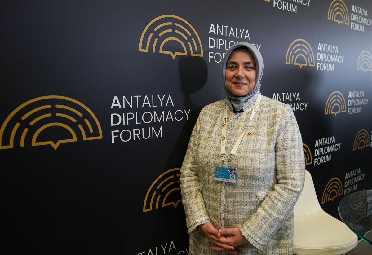AK Parti Kadın Kolları ADF'de Diplomasi Trafiği Yürütüyor: "Dünya Barışı Kadınla Mümkün"