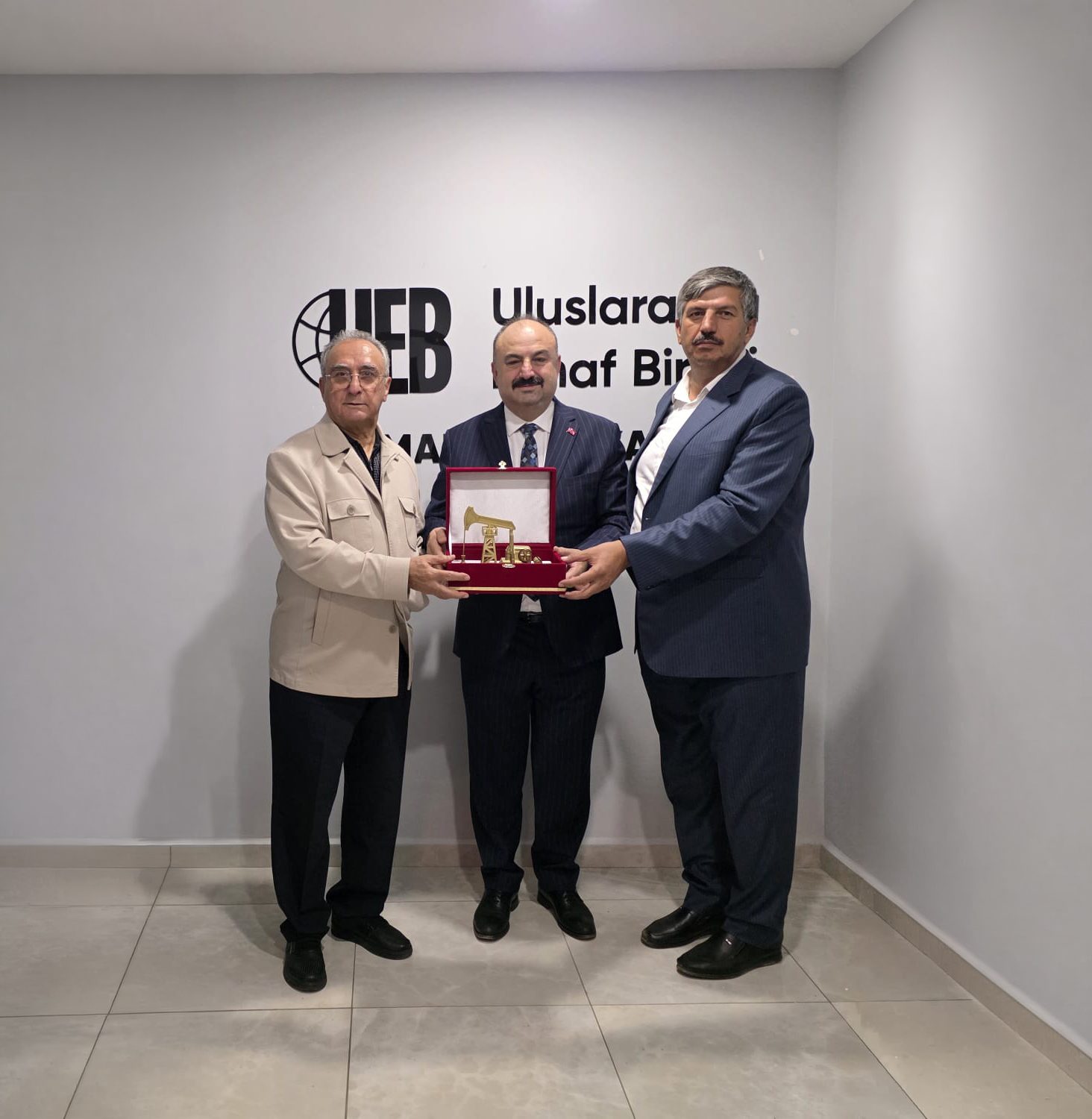 TÜED BATMAN ŞUBESİ’NDEN UEB GENEL BAŞKANI ÖZDİL’E TEŞEKKÜR PLAKETİ: EMEKLİ VE ESNAF EL ELE VERİYOR