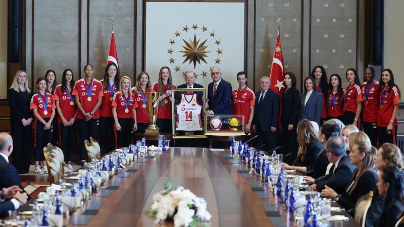 Cumhurbaşkanı Erdoğan, Avrupa Şampiyonu Filenin Sultanları’nı Külliye’de Kabul Etti