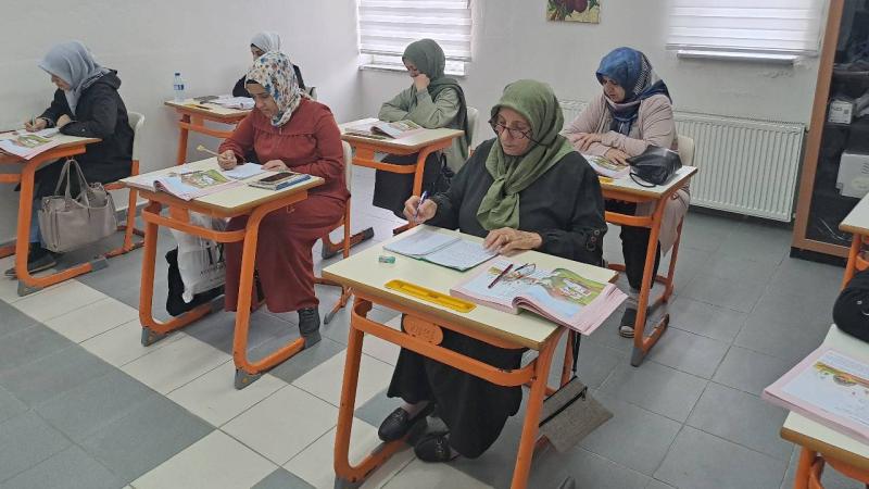 Uluslararası Okuryazarlık Günü’nde Açıklandı: Türkiye’de Okuma Yazma Bilmeyen Sayısı Hızla Düşüyor