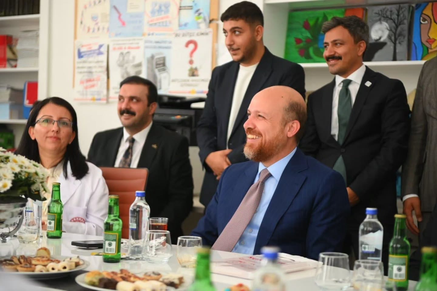 Necmeddin Bilal Erdoğan Öğrencilerle Bir Araya Geldi: Gençlerle Okul Sırasında Buluştu