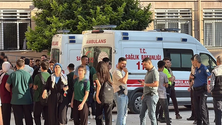 Manisa Turgutlu'da Okul Önünde Silahlı Saldırı: Yaralılar Var