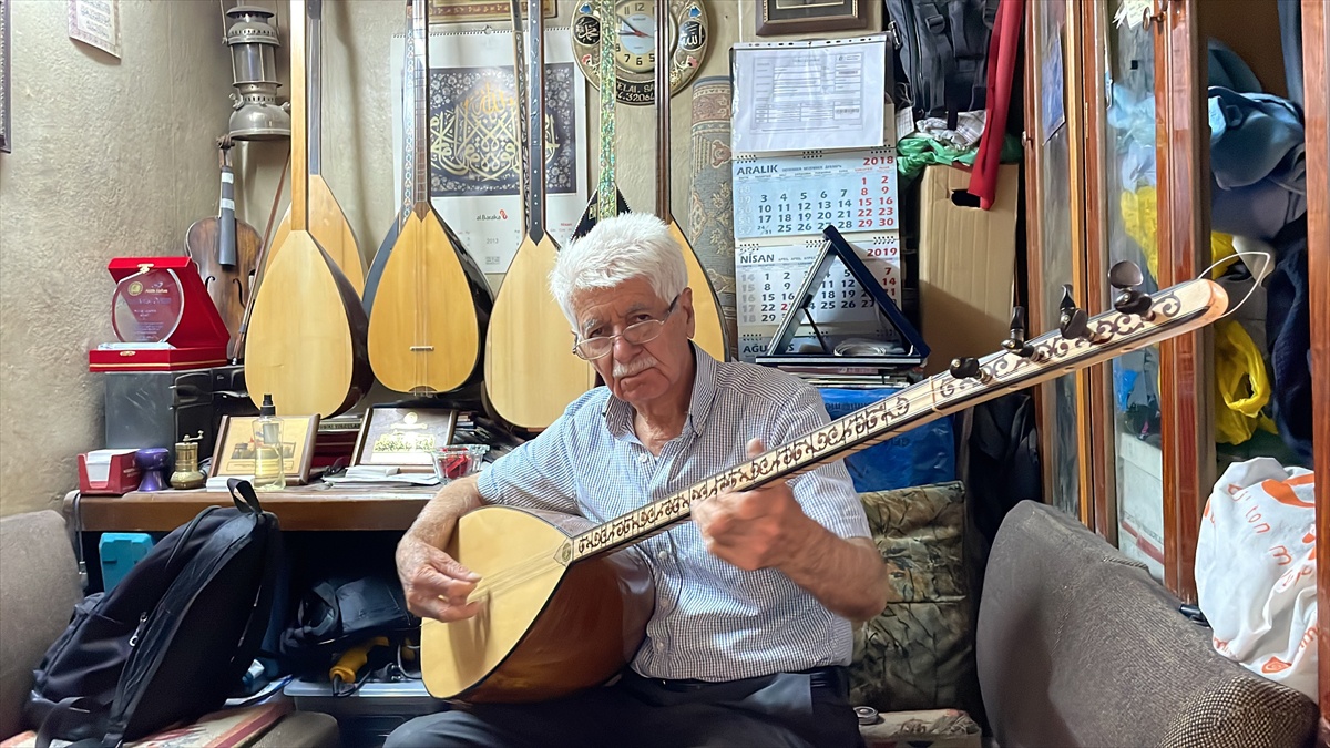 Yılın Ahisi Bağlama Ustası Kılıçkaya Plaketini Kırşehir'de Aldı