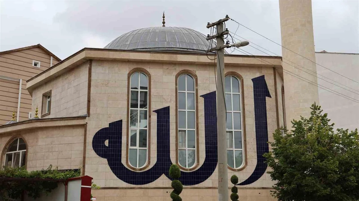Kırşehir’deki Hamidiye Camii’nin İçindeki Cennet Tasvirleri Dikkat Çekiyor