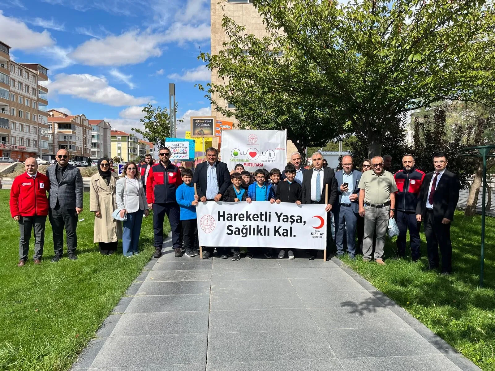 KIRŞEHİR'DE "YÜRÜ KIRŞEHİR" SESLERİ YÜKSELDİ: MİNİKLERDEN RENKLİ PANKARTLAR