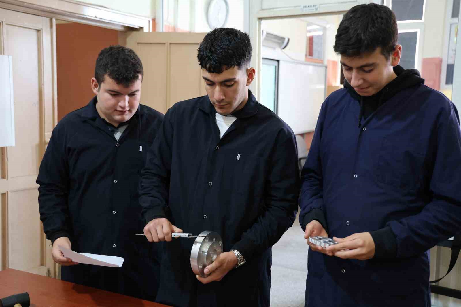 Kırşehirli meslek lisesi öğrencileri AhiBot'un ardından endüstriyel robot kol üretiyor