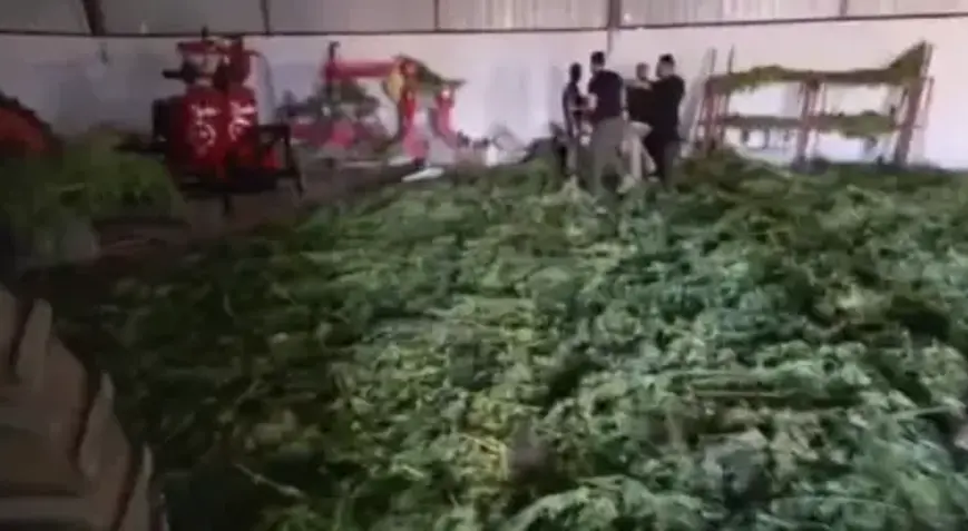 Diyarbakır’ın Bismil İlçesinde Uyuşturucu Operasyonu: 2 Ton 200 Kilo Esrar Ele Geçirildi, 3 Şüpheli Tutuklandı