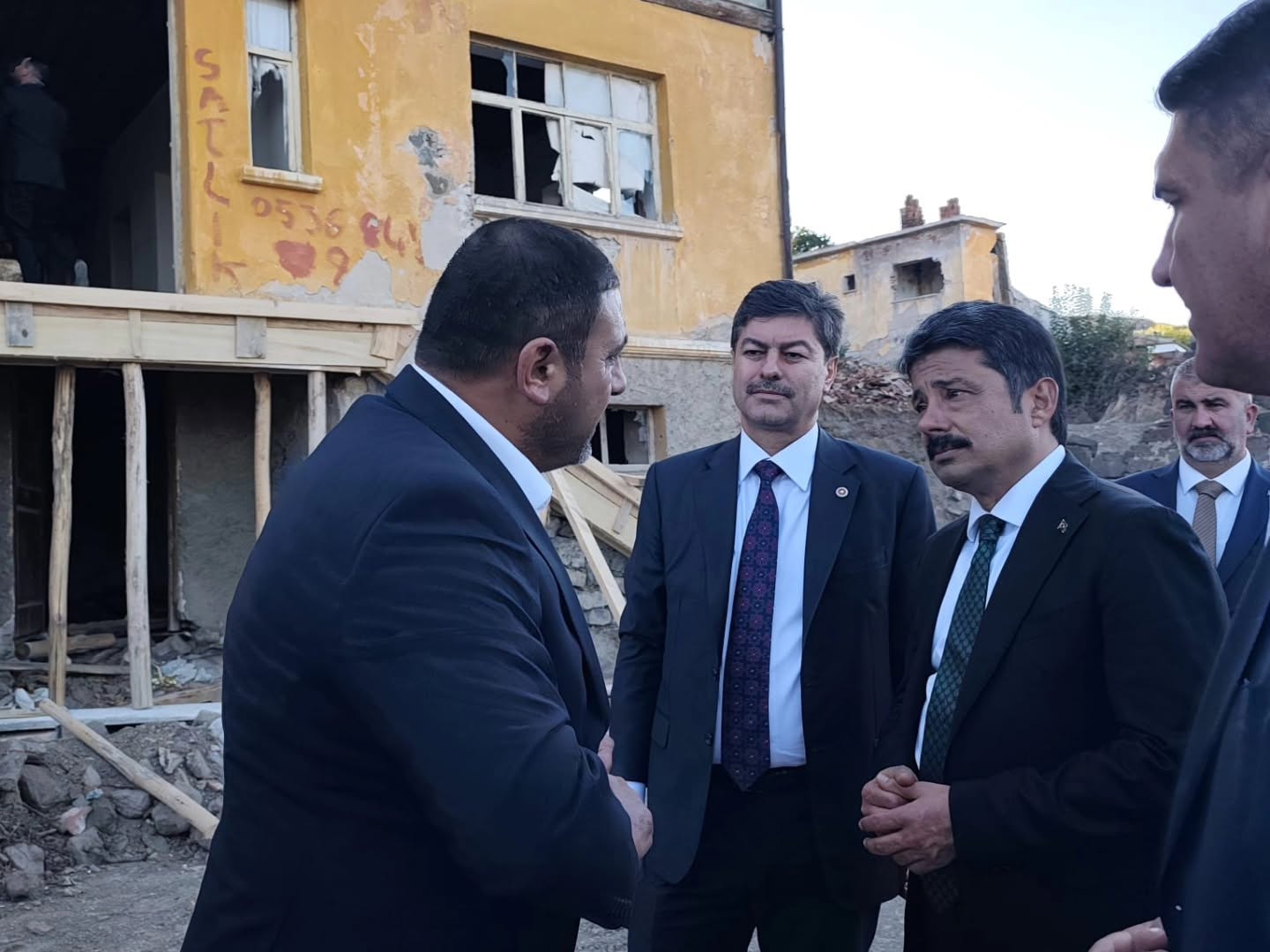Necmettin Erkan ve Vali Demiryürek Neşet Ertaş Konağı Çalışmalarını İnceledi