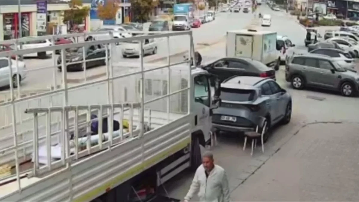 Kırşehir’de ters yönden giden motosiklet otomobile çarptı: O anlar kamerada