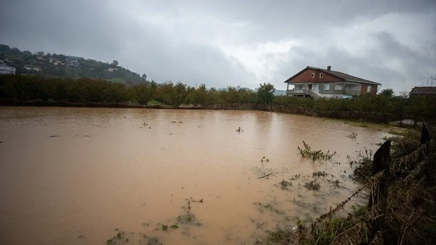 Sakarya’da Sağanak Sürüyor: Geyve’de Yola Toprak Kaydı, Karasu’da Dere Taştı
