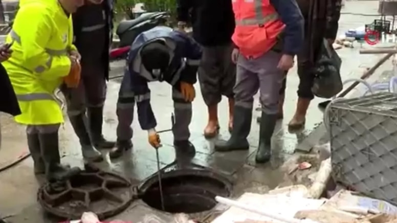 Sarıyer Ayazağa’da Sel Sonrası Esnaf Seferber Oldu: Dükkanlardaki Çamur Temizleniyor