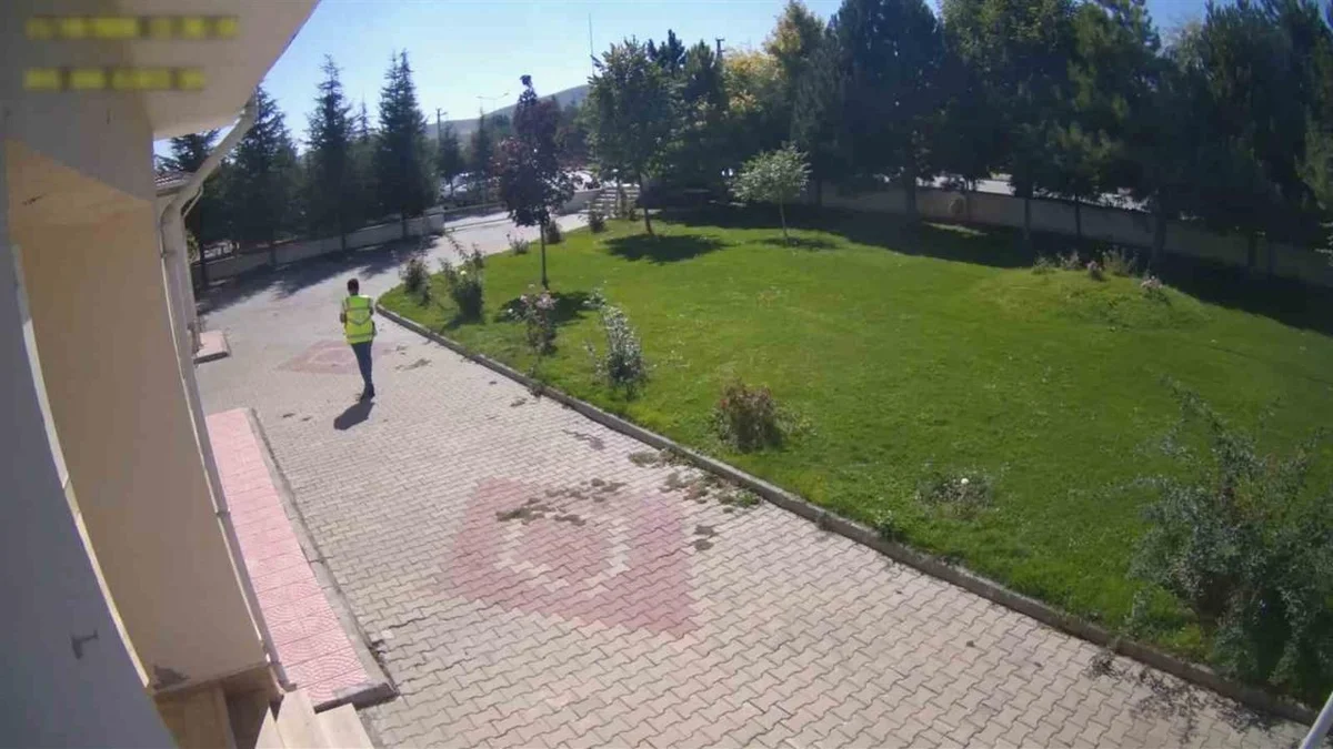 Kırşehir’de Boğazına Şeker Kaçan Sürücü, Polisin Heimlich Manevrasıyla Kurtuldu
