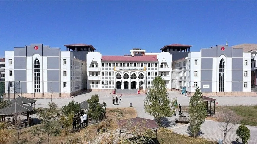 Van’ın İlk Lisesi Depremlerin Ardından Yeni Binasında Eğitim Veriyor